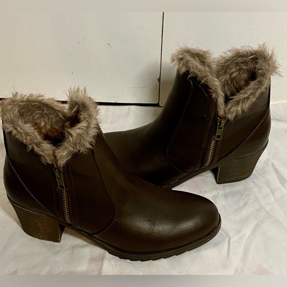 NWOT. LONDON FOG Women's HESTER Warm Lined Bootie BROWN Smooth 7M - Picture 1 of 7